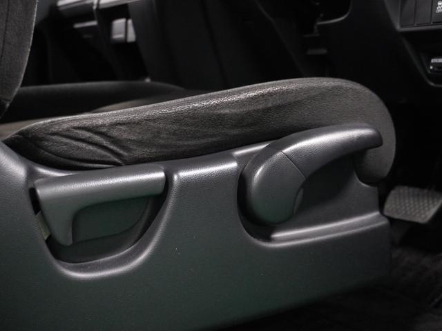 【シートハイトアジャスター】運転席の座面を上下できるハイトアジャスター付きでご家族やお友達とシェアできてロングドライブも楽々です。