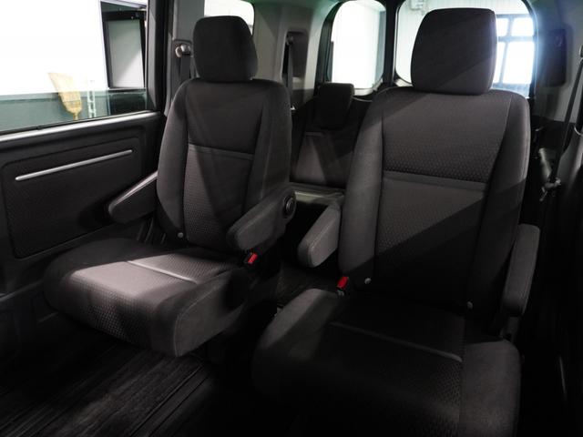 【後部座席】膝まわりや足元にゆとりのスペースを確保した後席。週末の遠出の際にも、ゆったりとした姿勢で快適に過ごせます。