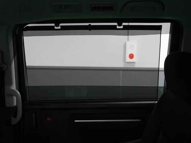 【ロールサンシェード】日よけとしての機能以外にも、車中泊や目隠しが必要な場合に便利な装備です。