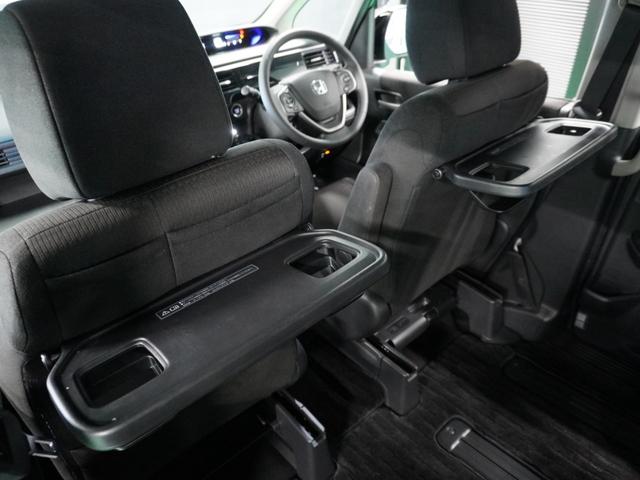 【後席用テーブル】ドリンクホルダーが付いた折りたたみ式のパーソナルテーブルです。運転席・助手席のシートバックに装備しているパーソナルテーブルです。