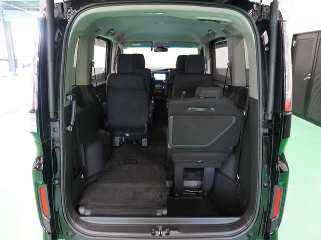 【多彩なシートアレンジ　片席倒し】リアシートを片側倒すと長物も運べます。ホンダカーズ鳥取までお越しください。