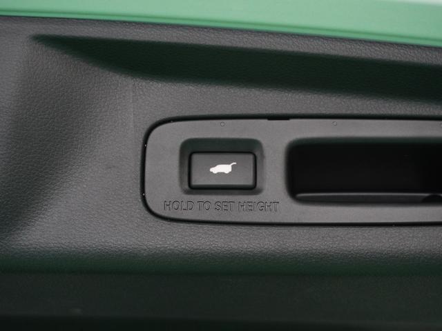 【パワーバックドア】スマートキーや運転席のボタンを押すだけでリアゲートが自動で開閉します。荷物を持っている時や、高い位置にあるバックドアを閉める際に便利な機能です。