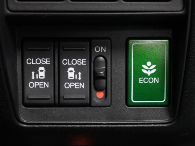 【両側電動スライドドア】ボタンを押すだけでスライドドアの開閉が可能。もちろんキーからの操作も可能。お子様を抱いている時・両手いっぱいの荷物を持ってる時など非常に役立ちます。