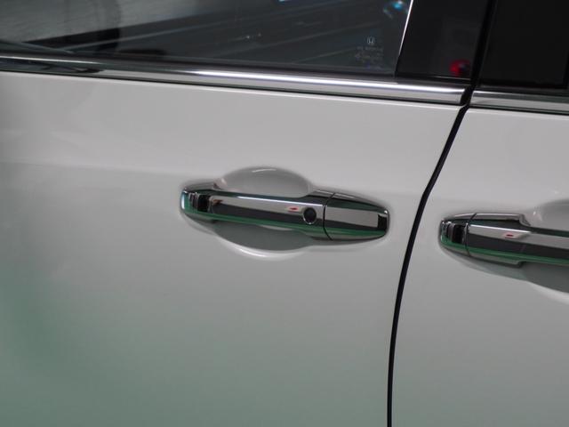 【スマートキー】鍵を持っているボタンを押すだけでエンジン始動。ドアの施錠もボタンを押すだけ。鍵は無くさない様にポケットに入れたまま。