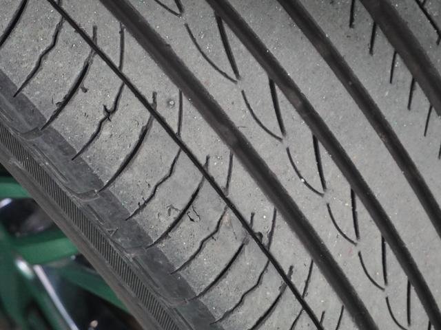 【タイヤ溝有り】タイヤの溝はしっかりと残ってますので安心してください。状態も良好です。ノーマルタイヤ、スタッドレスタイヤも取り扱っております。皆様のご来店お待ちしております。