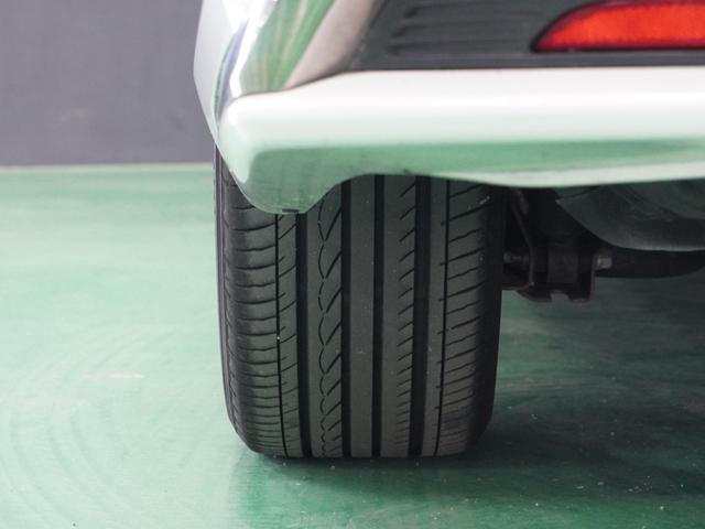 【タイヤ溝有り】タイヤの溝はしっかりと残ってますので安心してください。状態も良好です。ノーマルタイヤ、スタッドレスタイヤも取り扱っております。皆様のご来店お待ちしております。