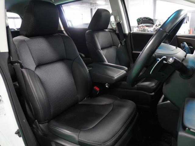 【運転席・助手席】座り心地の良い運転席・助手席です。長時間のドライブの疲れ軽減に貢献します。どうぞ快適なドライブを。