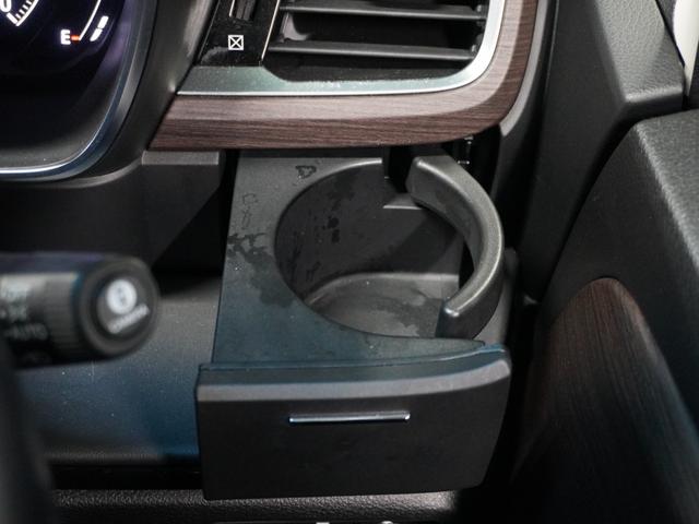 【収納多数】快適なドライブには今や必須アイテムのドリンクホルダー。