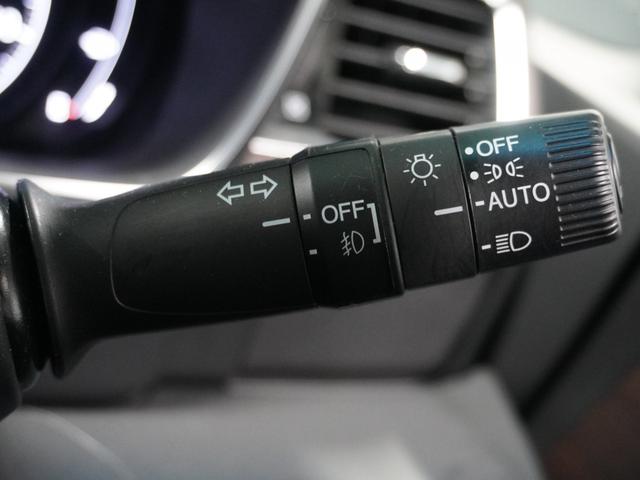 【オートライト】周囲の明るさに応じて自動でヘッドライトの点灯・消灯ができる機能です。ライトの付け忘れ・消し忘れなどが無くなり、雨の日や夕方の走行も安心。トンネル通過時も便利です。