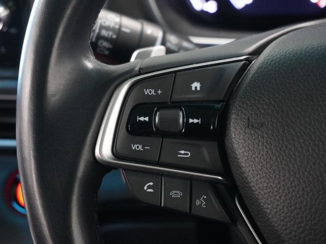 【ステアリングスイッチ】ステアリング周りでのスイッチ操作が行えますので、走行中でも各種操作可能です。
