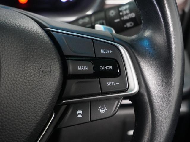 【アダプティブクルーズコントロール】ステアリングのスイッチを操作するとミリ波レーダーで先行車との距離を測定。設定を適切に保ちながら加速・減速、さらに停止まで自動に追従します。