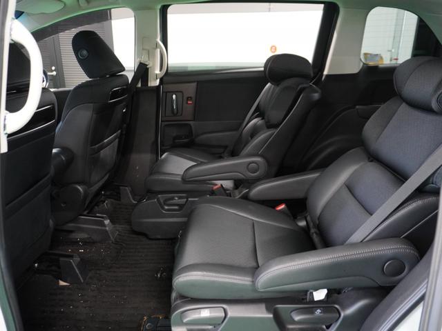 【スライドシート】後席はレバー一つでスライドします。スライドすることでラゲッジを広くしたり、後席の足元を広くしたり調整できます。