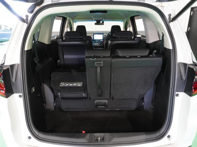 【多彩なシートアレンジ　片席倒し】リアシートを片側倒すと長物も運べます。ホンダカーズ鳥取までお越しください。