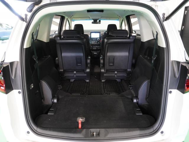【多彩なシートアレンジ　両席倒し】リアシートを倒すとさらに広々です。ホンダカーズ鳥取までお越しください。