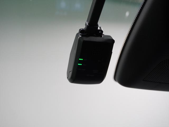 フィット ｅ：ＨＥＶホーム　バックカメラ　ドライブレコーダー　ＥＴＣ　障害物センサー　アダプティブクルーズコントロール　電動パーキングブレーキ　プッシュスタート　スマートキー　Ｂｌｕｅｔｏｏｔｈ　ＵＳＢ接続　オートライト（9枚目）