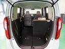 【多彩なシートアレンジ 片席倒し】リアシートを片側倒すと長物も運べます。ホンダカーズ鳥取までお越しください。