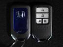 【スマートキー】鍵を持っているボタンを押すだけでエンジン始動。ドアの施錠もボタンを押すだけ。鍵は無くさない様にポケットに入れたまま。