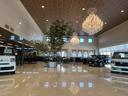 室内でも車を展示しております♪開放感のあるショールームでゆっくりとお過ごしいただけます。
