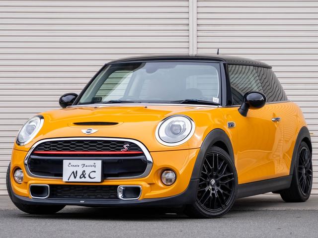 ＭＩＮＩ クーパーＳ　クーパーＳ　ツートンカラー　ローダウン　社外アルミ　スマートキー　純正ナビ　Ｂｌｕｅｔｏｏｔｈ　ＭＩＮＩドライビングモード　シートカバー　ステアリングスイッチ　オートエアコン　電動格納ミラー（17枚目）