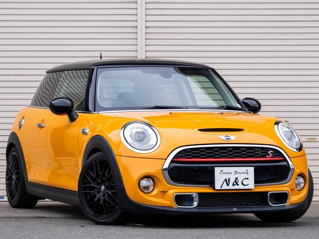 ＭＩＮＩ クーパーＳ　クーパーＳ　ツートンカラー　ローダウン　社外アルミ　スマートキー　純正ナビ　Ｂｌｕｅｔｏｏｔｈ　ＭＩＮＩドライビングモード　シートカバー　ステアリングスイッチ　オートエアコン　電動格納ミラー（18枚目）
