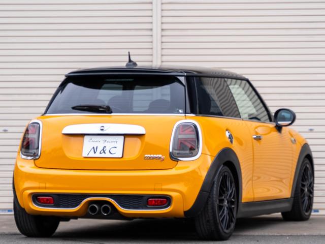 ＭＩＮＩ クーパーＳ　クーパーＳ　ツートンカラー　ローダウン　社外アルミ　スマートキー　純正ナビ　Ｂｌｕｅｔｏｏｔｈ　ＭＩＮＩドライビングモード　シートカバー　ステアリングスイッチ　オートエアコン　電動格納ミラー（19枚目）
