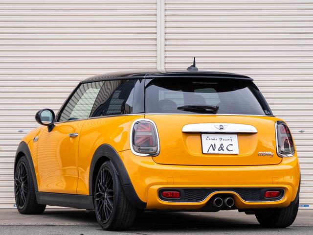ＭＩＮＩ クーパーＳ　クーパーＳ　ツートンカラー　ローダウン　社外アルミ　スマートキー　純正ナビ　Ｂｌｕｅｔｏｏｔｈ　ＭＩＮＩドライビングモード　シートカバー　ステアリングスイッチ　オートエアコン　電動格納ミラー（20枚目）