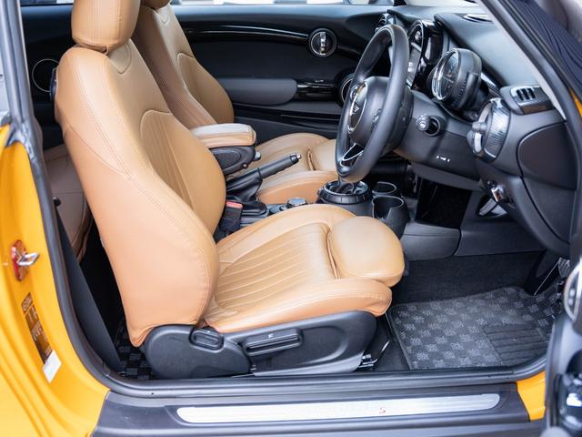 ＭＩＮＩ クーパーＳ　クーパーＳ　ツートンカラー　ローダウン　社外アルミ　スマートキー　純正ナビ　Ｂｌｕｅｔｏｏｔｈ　ＭＩＮＩドライビングモード　シートカバー　ステアリングスイッチ　オートエアコン　電動格納ミラー（22枚目）