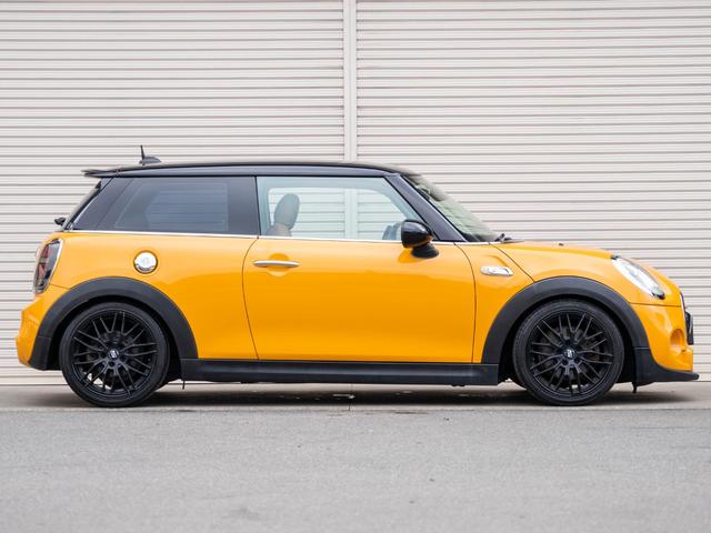ＭＩＮＩ クーパーＳ　クーパーＳ　ツートンカラー　ローダウン　社外アルミ　スマートキー　純正ナビ　Ｂｌｕｅｔｏｏｔｈ　ＭＩＮＩドライビングモード　シートカバー　ステアリングスイッチ　オートエアコン　電動格納ミラー（23枚目）