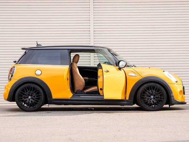 ＭＩＮＩ クーパーＳ　クーパーＳ　ツートンカラー　ローダウン　社外アルミ　スマートキー　純正ナビ　Ｂｌｕｅｔｏｏｔｈ　ＭＩＮＩドライビングモード　シートカバー　ステアリングスイッチ　オートエアコン　電動格納ミラー（24枚目）