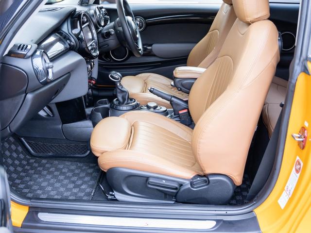 ＭＩＮＩ クーパーＳ　クーパーＳ　ツートンカラー　ローダウン　社外アルミ　スマートキー　純正ナビ　Ｂｌｕｅｔｏｏｔｈ　ＭＩＮＩドライビングモード　シートカバー　ステアリングスイッチ　オートエアコン　電動格納ミラー（26枚目）
