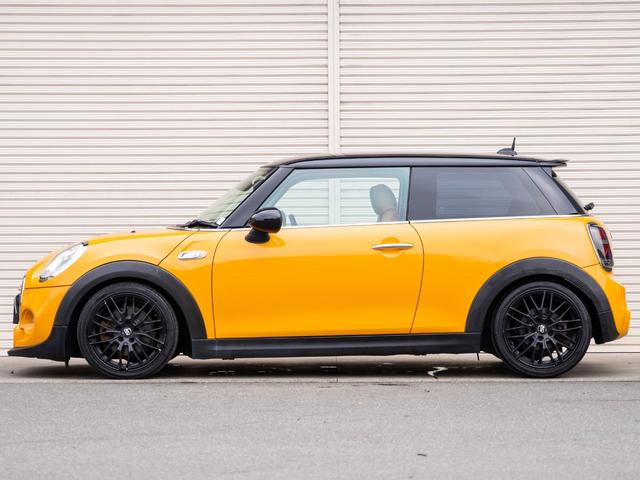 ＭＩＮＩ クーパーＳ　クーパーＳ　ツートンカラー　ローダウン　社外アルミ　スマートキー　純正ナビ　Ｂｌｕｅｔｏｏｔｈ　ＭＩＮＩドライビングモード　シートカバー　ステアリングスイッチ　オートエアコン　電動格納ミラー（27枚目）