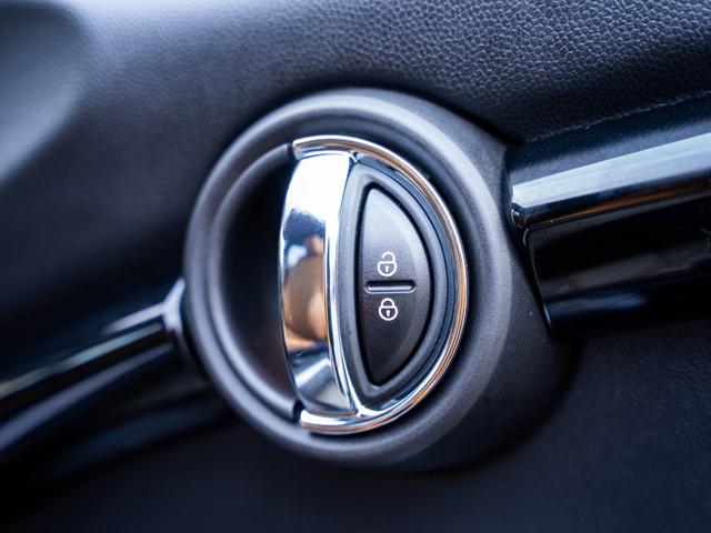 ＭＩＮＩ クーパーＳ　クーパーＳ　ツートンカラー　ローダウン　社外アルミ　スマートキー　純正ナビ　Ｂｌｕｅｔｏｏｔｈ　ＭＩＮＩドライビングモード　シートカバー　ステアリングスイッチ　オートエアコン　電動格納ミラー（31枚目）