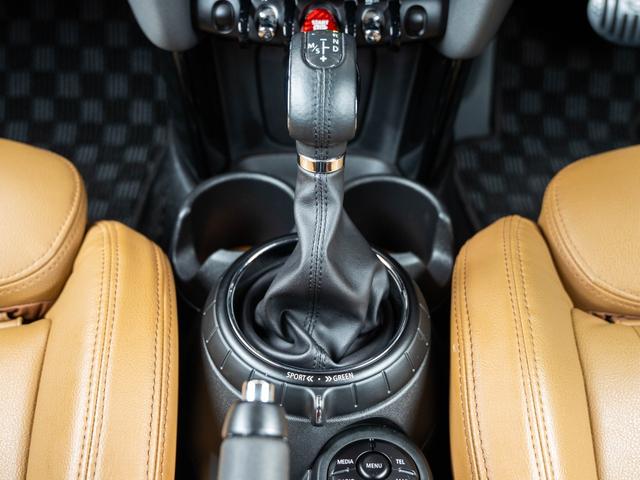 ＭＩＮＩ クーパーＳ　クーパーＳ　ツートンカラー　ローダウン　社外アルミ　スマートキー　純正ナビ　Ｂｌｕｅｔｏｏｔｈ　ＭＩＮＩドライビングモード　シートカバー　ステアリングスイッチ　オートエアコン　電動格納ミラー（40枚目）