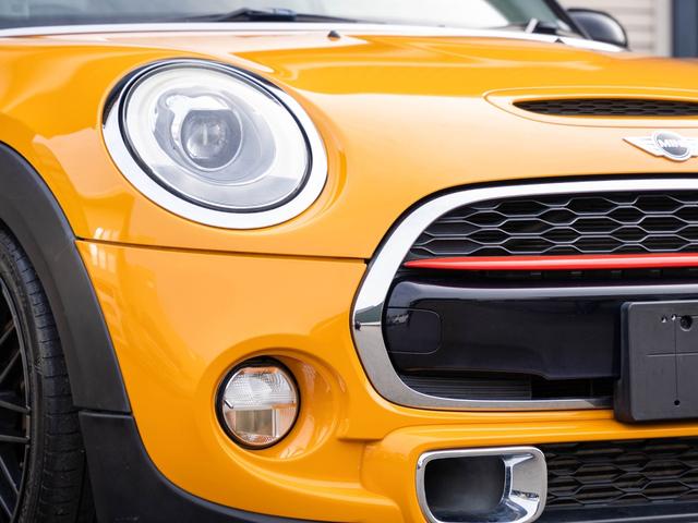 ＭＩＮＩ クーパーＳ　クーパーＳ　ツートンカラー　ローダウン　社外アルミ　スマートキー　純正ナビ　Ｂｌｕｅｔｏｏｔｈ　ＭＩＮＩドライビングモード　シートカバー　ステアリングスイッチ　オートエアコン　電動格納ミラー（50枚目）