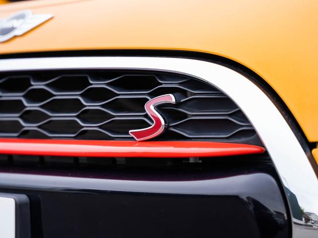 ＭＩＮＩ クーパーＳ　クーパーＳ　ツートンカラー　ローダウン　社外アルミ　スマートキー　純正ナビ　Ｂｌｕｅｔｏｏｔｈ　ＭＩＮＩドライビングモード　シートカバー　ステアリングスイッチ　オートエアコン　電動格納ミラー（52枚目）