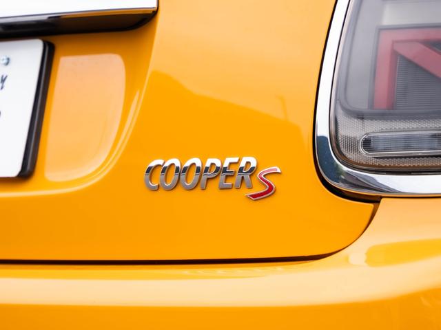 ＭＩＮＩ クーパーＳ　クーパーＳ　ツートンカラー　ローダウン　社外アルミ　スマートキー　純正ナビ　Ｂｌｕｅｔｏｏｔｈ　ＭＩＮＩドライビングモード　シートカバー　ステアリングスイッチ　オートエアコン　電動格納ミラー（60枚目）