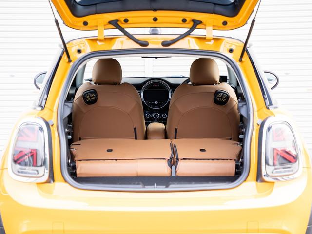 ＭＩＮＩ クーパーＳ　クーパーＳ　ツートンカラー　ローダウン　社外アルミ　スマートキー　純正ナビ　Ｂｌｕｅｔｏｏｔｈ　ＭＩＮＩドライビングモード　シートカバー　ステアリングスイッチ　オートエアコン　電動格納ミラー（63枚目）