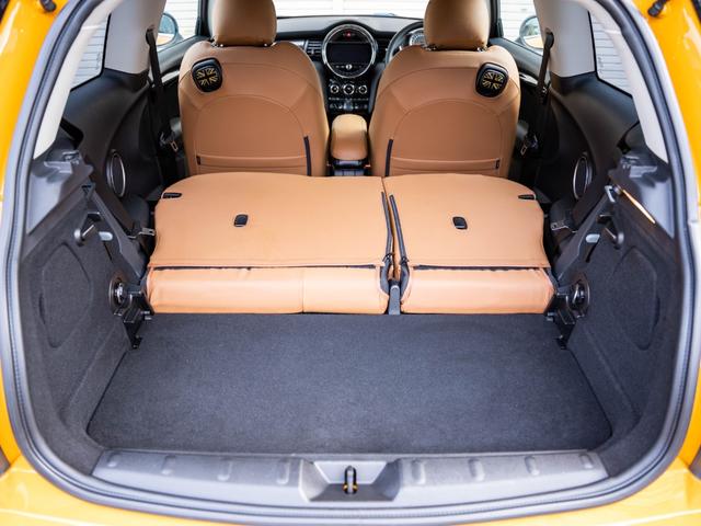 ＭＩＮＩ クーパーＳ　クーパーＳ　ツートンカラー　ローダウン　社外アルミ　スマートキー　純正ナビ　Ｂｌｕｅｔｏｏｔｈ　ＭＩＮＩドライビングモード　シートカバー　ステアリングスイッチ　オートエアコン　電動格納ミラー（64枚目）