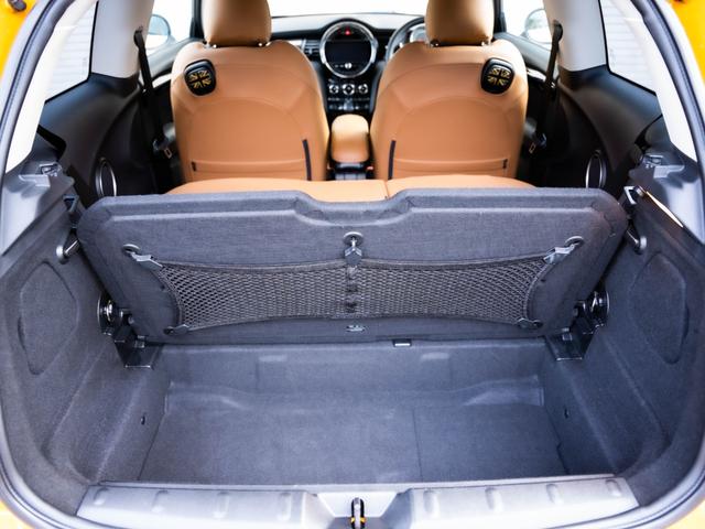 ＭＩＮＩ クーパーＳ　クーパーＳ　ツートンカラー　ローダウン　社外アルミ　スマートキー　純正ナビ　Ｂｌｕｅｔｏｏｔｈ　ＭＩＮＩドライビングモード　シートカバー　ステアリングスイッチ　オートエアコン　電動格納ミラー（65枚目）