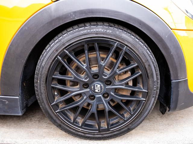 ＭＩＮＩ クーパーＳ　クーパーＳ　ツートンカラー　ローダウン　社外アルミ　スマートキー　純正ナビ　Ｂｌｕｅｔｏｏｔｈ　ＭＩＮＩドライビングモード　シートカバー　ステアリングスイッチ　オートエアコン　電動格納ミラー（69枚目）