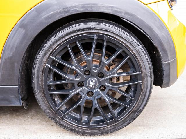 ＭＩＮＩ クーパーＳ　クーパーＳ　ツートンカラー　ローダウン　社外アルミ　スマートキー　純正ナビ　Ｂｌｕｅｔｏｏｔｈ　ＭＩＮＩドライビングモード　シートカバー　ステアリングスイッチ　オートエアコン　電動格納ミラー（71枚目）