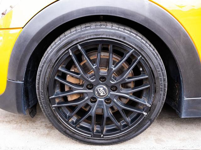 ＭＩＮＩ クーパーＳ　クーパーＳ　ツートンカラー　ローダウン　社外アルミ　スマートキー　純正ナビ　Ｂｌｕｅｔｏｏｔｈ　ＭＩＮＩドライビングモード　シートカバー　ステアリングスイッチ　オートエアコン　電動格納ミラー（72枚目）