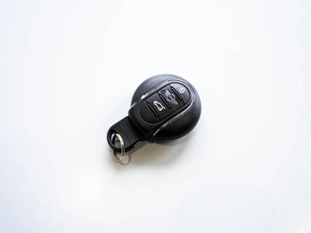 ＭＩＮＩ クーパーＳ　クーパーＳ　ツートンカラー　ローダウン　社外アルミ　スマートキー　純正ナビ　Ｂｌｕｅｔｏｏｔｈ　ＭＩＮＩドライビングモード　シートカバー　ステアリングスイッチ　オートエアコン　電動格納ミラー（73枚目）