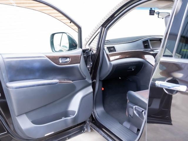 エルグランド ２５０ハイウェイスター　全国１年保証　スマートキー　プッシュスタート　両側パワースライドドア　純正ナビ　Ｂｌｕｅｔｏｏｔｈ　アラウンドビュー　後席モニター　フルオートエアコン　オートライト　ラゲッジルームシガーソケット（25枚目）