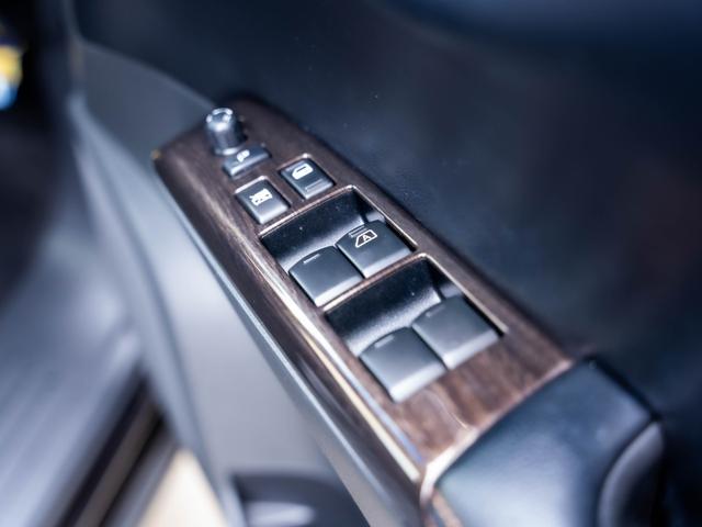 エルグランド ２５０ハイウェイスター　全国１年保証　スマートキー　プッシュスタート　両側パワースライドドア　純正ナビ　Ｂｌｕｅｔｏｏｔｈ　アラウンドビュー　後席モニター　フルオートエアコン　オートライト　ラゲッジルームシガーソケット（30枚目）