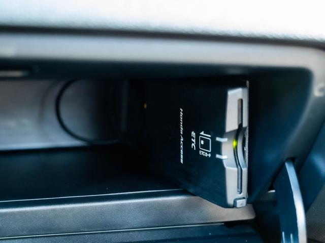 外観はきれいでもボンネットを開けてがっかりされた経験がある方も多いと思いますが当店の販売車両はエンジンルーム内も当然綺麗ですのでぜひご覧ください！