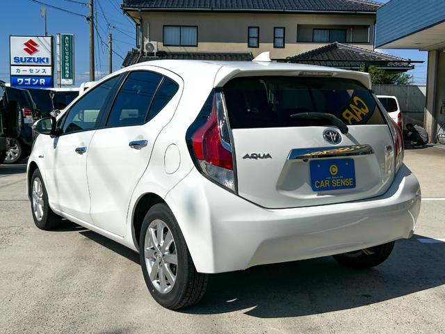 アクア S ナビ取説あり 純正15インチアルミホイール オートライト プッシュスタート スマートキー ハイブリッド車 ETC パワステ スペアキー有(7枚目)