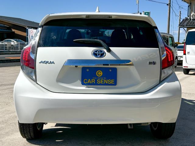 アクア S ナビ取説あり 純正15インチアルミホイール オートライト プッシュスタート スマートキー ハイブリッド車 ETC パワステ スペアキー有(12枚目)
