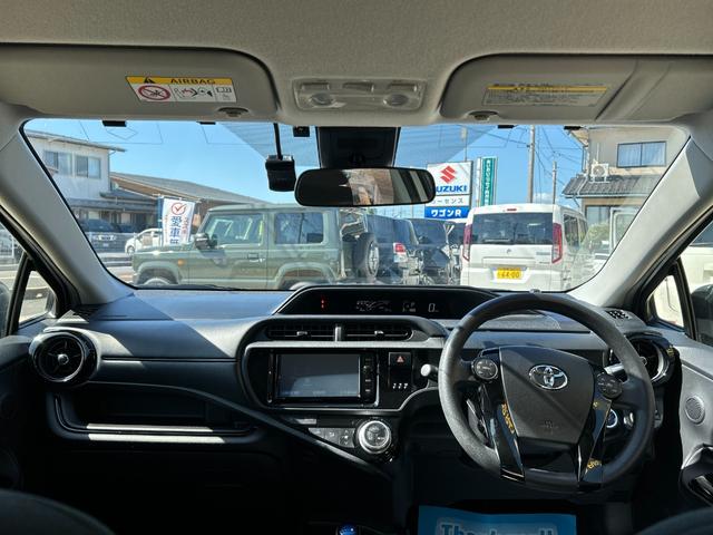 アクア S ナビ取説あり 純正15インチアルミホイール オートライト プッシュスタート スマートキー ハイブリッド車 ETC パワステ スペアキー有(20枚目)
