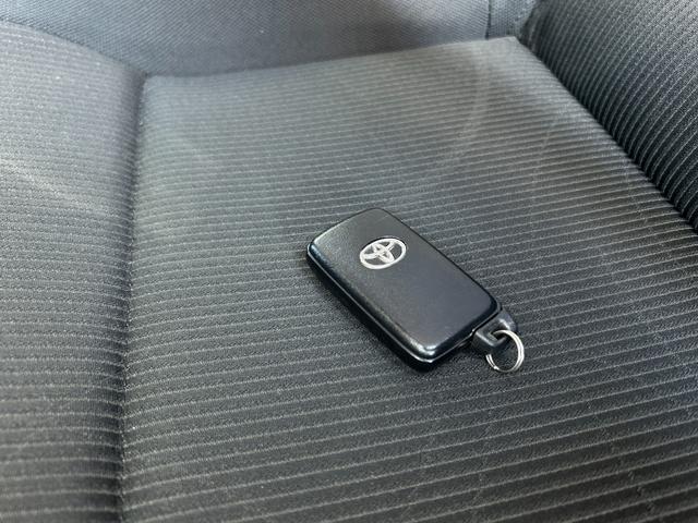 アクア S ナビ取説あり 純正15インチアルミホイール オートライト プッシュスタート スマートキー ハイブリッド車 ETC パワステ スペアキー有(43枚目)